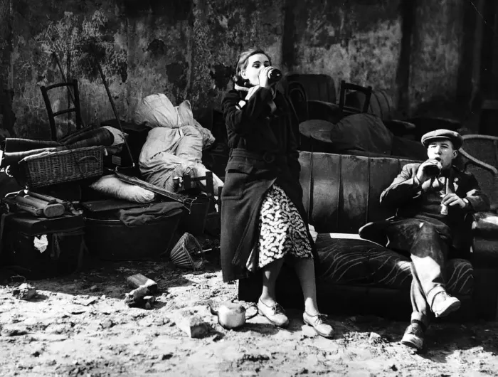 Framed Print : World War Two Survivors of the Blitz on Clydeside set up home in a ruined house Framed Print : World War Two Survivors of the Blitz on Clydeside set up home in a ruined house