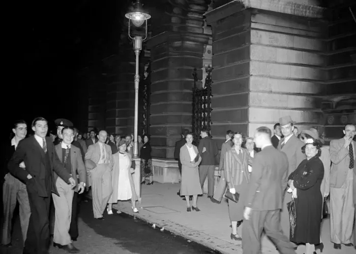 Framed Print : World War Two, Britain, 2nd September 1939 Crowds gathering through the night to watch Framed Print : World War Two, Britain, 2nd September 1939 Crowds gathering through the night to watch