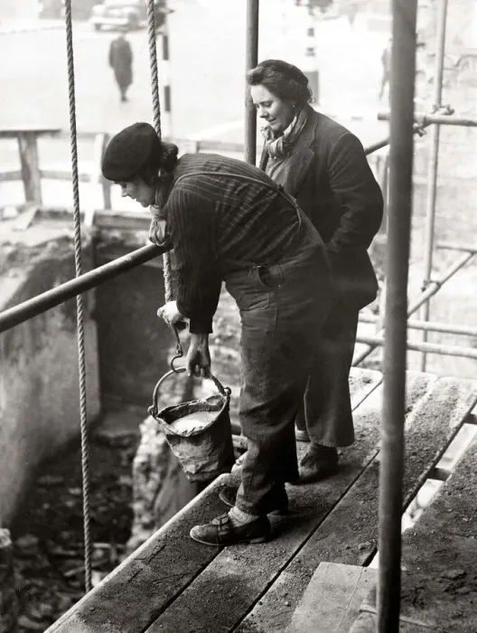 Framed Print : World War Two. Mrs A Flanagan and Mrs E O Connor who are working as building