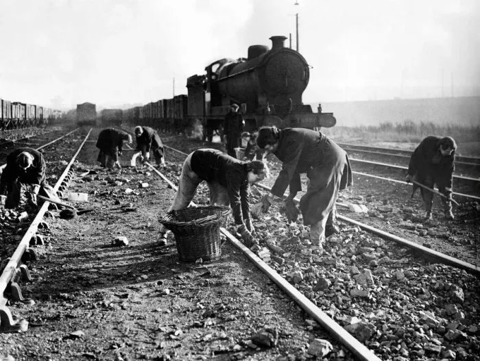 Framed Print : World War Two. Women employed by the LNER (London North Eastern Railway Framed Print : World War Two. Women employed by the LNER (London North Eastern Railway
