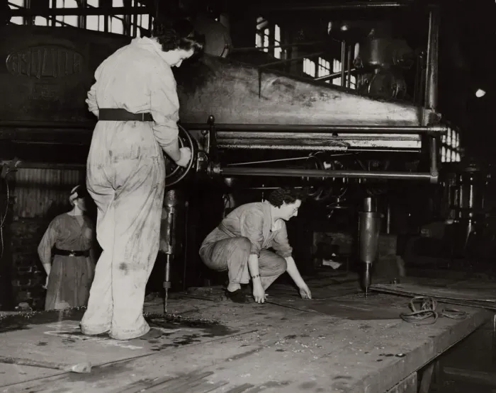 Framed Print : World War Two. Women workers at HM Dockyards in Devonport Framed Print : World War Two. Women workers at HM Dockyards in Devonport