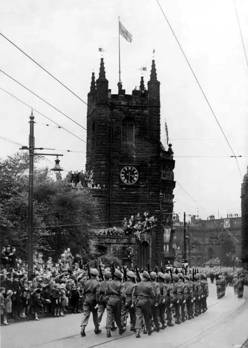 Framed Print : World War two victory parade - People find any vantage point they can to watch