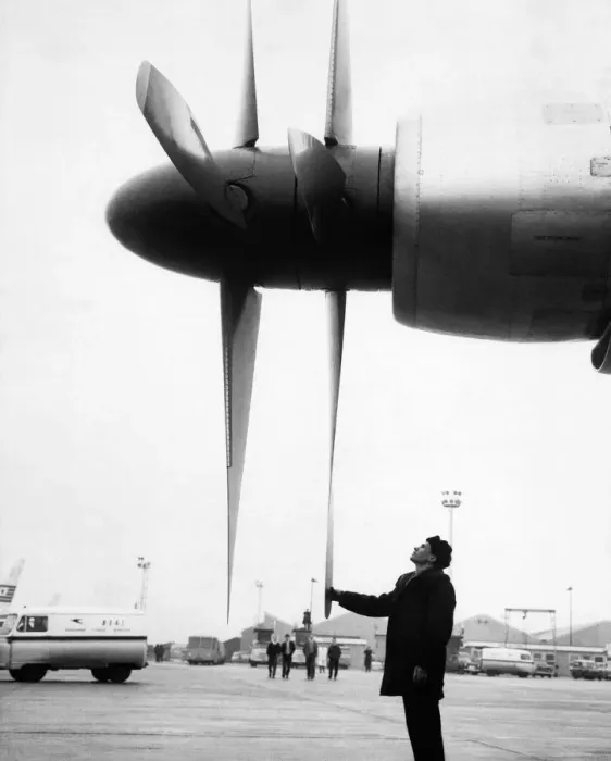 Framed Print : When the worlds biggest airliner landed at London Airport today (Friday 8-2-63 Framed Print : When the worlds biggest airliner landed at London Airport today (Friday 8-2-63