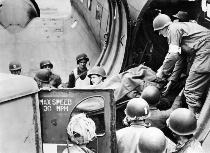 Framed Print : Wounded American servicemen are loaded on to an emergency landing strip on the Skytrain Framed Print : Wounded American servicemen are loaded on to an emergency landing strip on the Skytrain