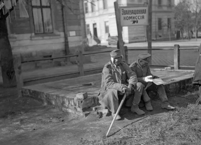 Framed Print : Wounded Russian and Austrian soldiers at Lemsberg September 1914