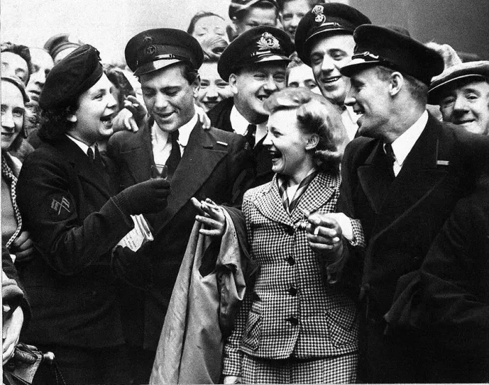 Framed Print : WRENS and sailors celebrate VE Day in Gordon Street, Glasgow. End of WW2 in Europe Framed Print : WRENS and sailors celebrate VE Day in Gordon Street, Glasgow. End of WW2 in Europe