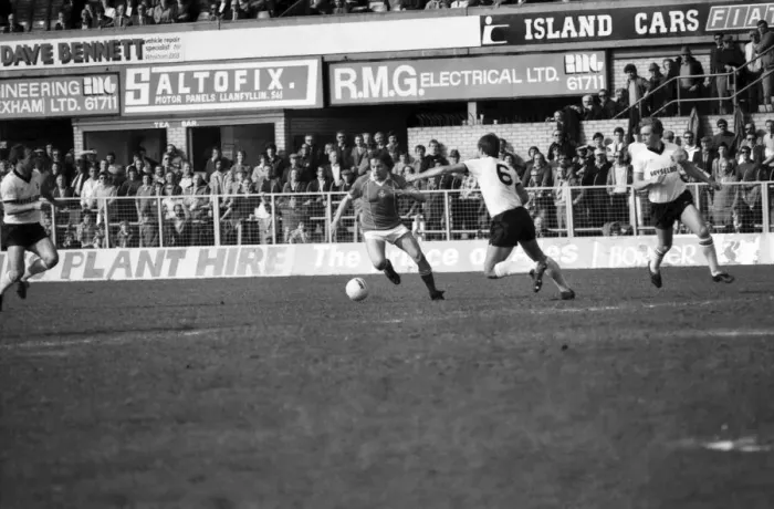 Framed Print : Wrexham 0 v. Barnsley 0. April 1982 MF06-34-010 Local Caption Division 2 Football Framed Print : Wrexham 0 v. Barnsley 0. April 1982 MF06-34-010 Local Caption Division 2 Football