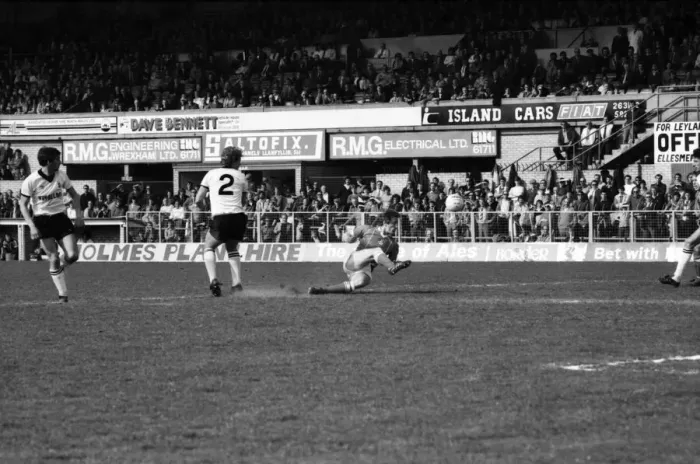 Framed Print : Wrexham 0 v. Barnsley 0. April 1982 MF06-34-033 Local Caption Division 2 Football Framed Print : Wrexham 0 v. Barnsley 0. April 1982 MF06-34-033 Local Caption Division 2 Football