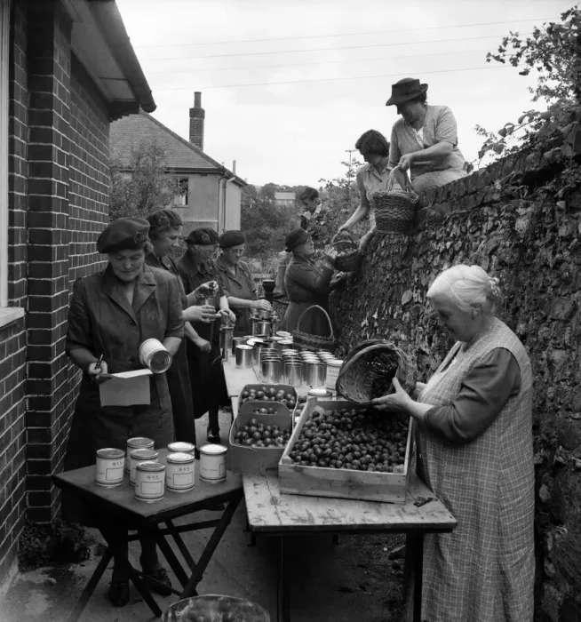 Framed Print : WVS canning centre at Lyminge, Folkestone, Kent. Women turning out 250 cans of fruit a