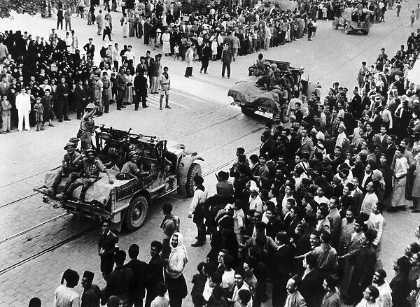 WW2 allied forces enter Damascus Jun 41 Local inhabitants of Damascus turn out to