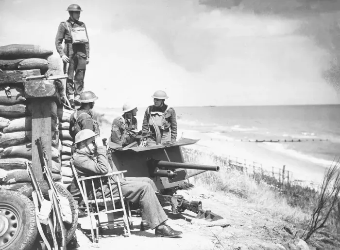Framed Print : WW2 Anti-Tank Crew July 1940 Defences of the East Coast of Britain on guard