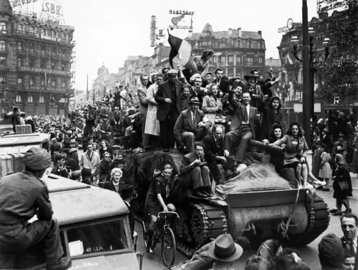 Framed Print : WW2 Belgian citizens welcome British troops to Brussels by jumping on a british tank Framed Print : WW2 Belgian citizens welcome British troops to Brussels by jumping on a british tank