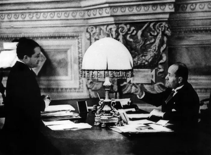 Framed Print : WW2: Benito Mussolini seen here in a lively discussion with the Chief of the Newspaper Framed Print : WW2: Benito Mussolini seen here in a lively discussion with the Chief of the Newspaper