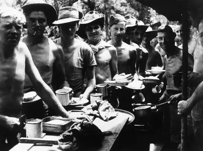 Framed Print : WW2 Crew of a 25 pounder on the Tiddim Road in Burma join the dinner queue L-R Framed Print : WW2 Crew of a 25 pounder on the Tiddim Road in Burma join the dinner queue L-R