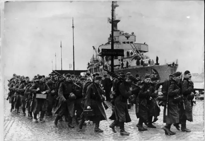 Framed Print : WW2 German troops in Oslo Norway 9th April 1940 Troops seen disembarking Framed Print : WW2 German troops in Oslo Norway 9th April 1940 Troops seen disembarking