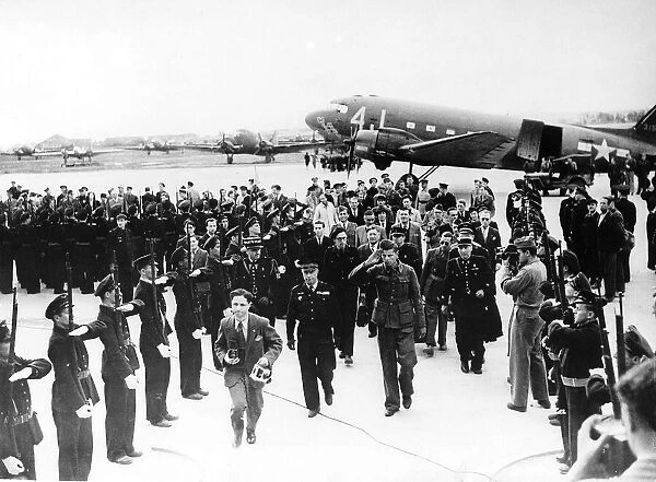 WW2 Jules Garron is greeted with a special guard of honour as he arrive in Paris