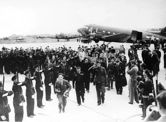 Framed Print : WW2 Jules Garron is greeted with a special guard of honour as he arrive in Paris Framed Print : WW2 Jules Garron is greeted with a special guard of honour as he arrive in Paris