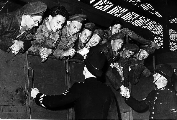 WW2 ll British prisoners homecoming 4  /  45 arriving at Marylebone station being