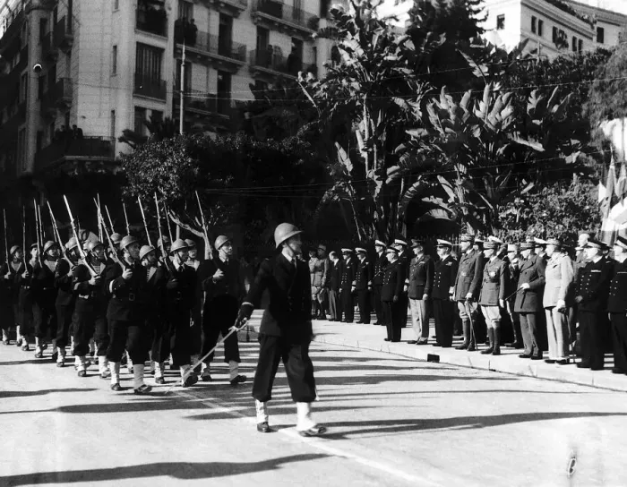 Framed Print : WW2 Parade in Algiers in honour of the Allied soldiers who fell in battle Framed Print : WW2 Parade in Algiers in honour of the Allied soldiers who fell in battle