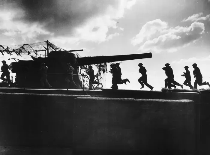 Framed Print : WW2 Royal Artillery gunners practice firing 370lb shells from their 9 Framed Print : WW2 Royal Artillery gunners practice firing 370lb shells from their 9