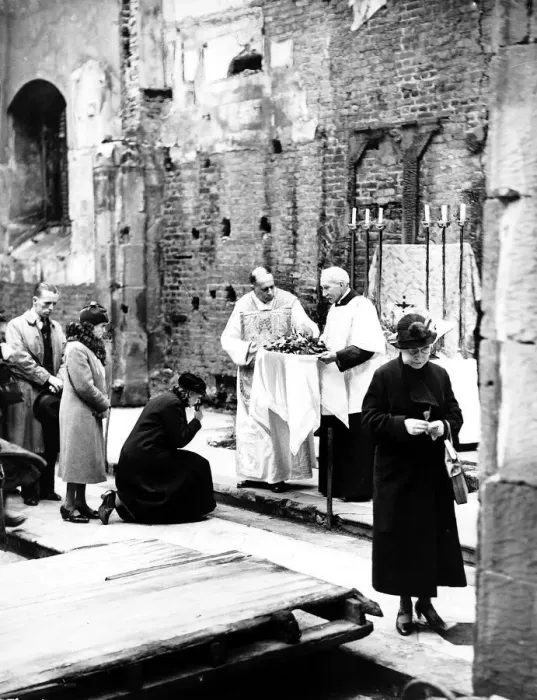 Framed Print : WW2 St Georges Day service held amid the ruins of the Church of St Andrew London 1941