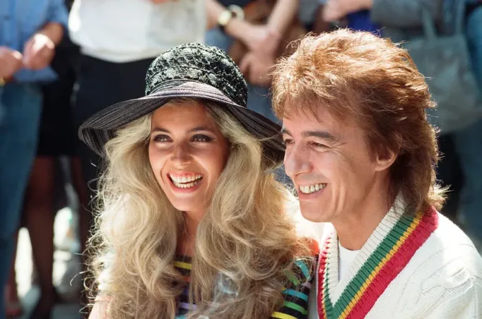 Framed Print : Bill Wyman and Mandy Smith at Sticky Fingers, Bills new restaurant in Kensington