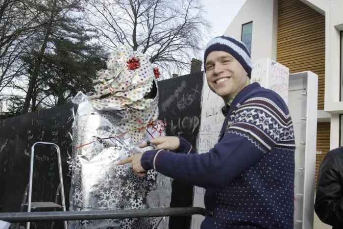 Framed Print : X factor contestant Olly Murs greets a fan outside the finalists house Framed Print : X factor contestant Olly Murs greets a fan outside the finalists house