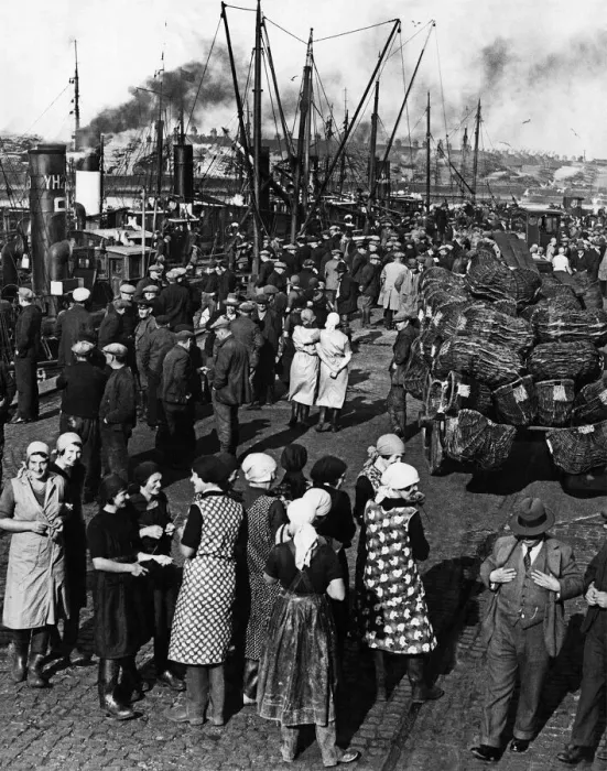 Framed Print : Yarmouth herring time, Norfolk. Busy quayside scene, waiting for drifters to come in