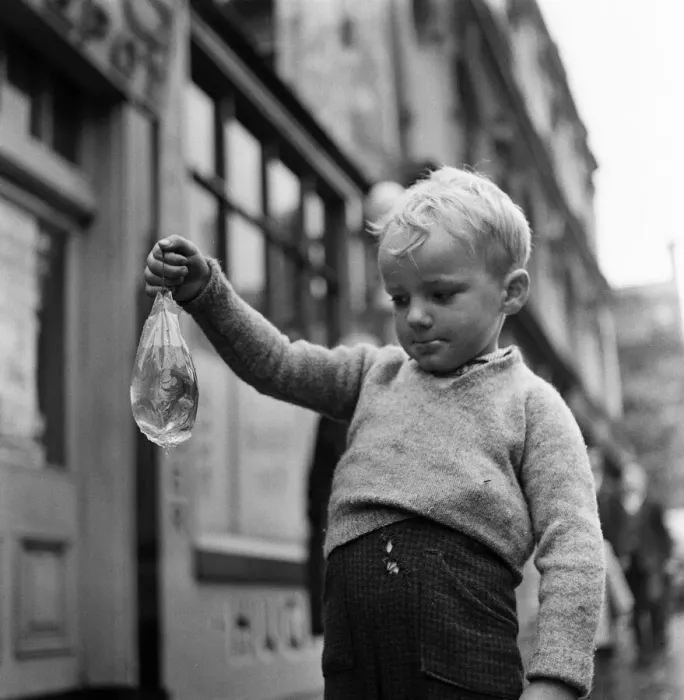 Framed Print : Three year old Andrew Anderson, who settled for a goldfish at the oldest pet shop in