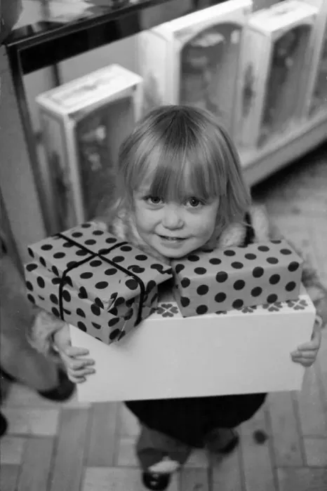 Framed Print : Three year old Mandie Keating of Boreham Wood with her arms full of parcels doing some