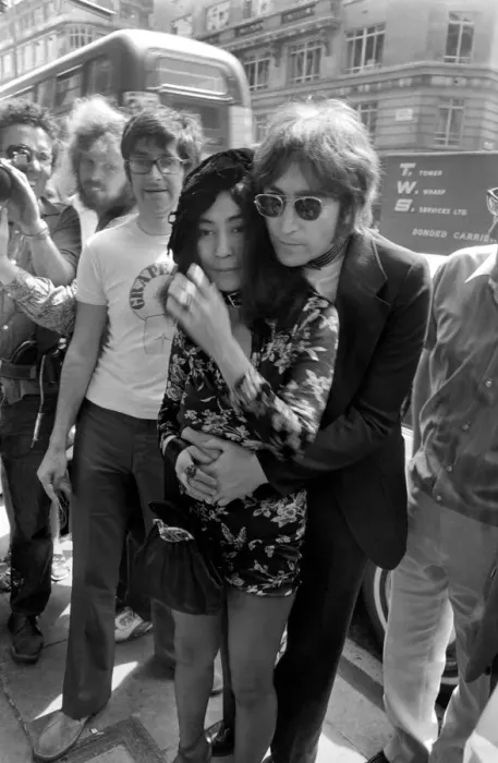 Framed Print : Yoko Ono launches her new book Grapefruit'accompanied by her husband Framed Print : Yoko Ono launches her new book Grapefruit'accompanied by her husband