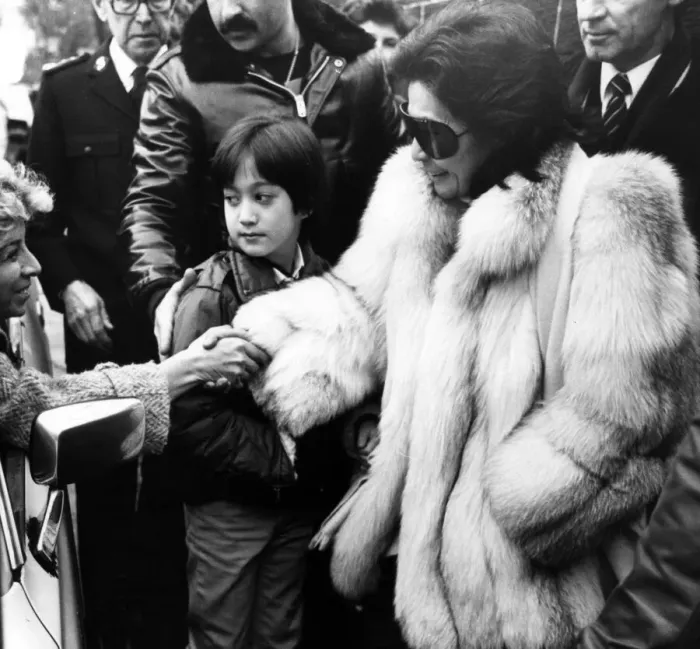 Framed Print : Yoko Ono and her son Sean Lennon visit Strawberry Field in Liverpool. 24th January 1984