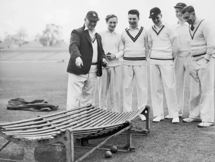 Framed Print : Yorkshire coaches Maurice Leyland (left) and Arthur Mitchell explain the workings of Framed Print : Yorkshire coaches Maurice Leyland (left) and Arthur Mitchell explain the workings of