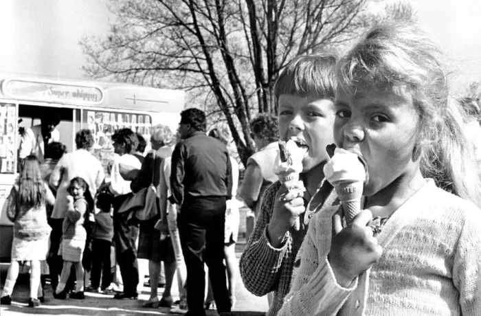 Framed Print : A young boy and girl enjoy their ice creams at Wyken Slough pool, Coventry