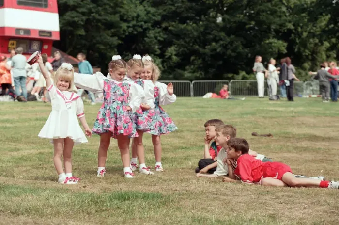 Framed Print : Young children enjoy St Helens show. Sherdley Park, St Helen, Merseyside. 27th July 1996 Framed Print : Young children enjoy St Helens show. Sherdley Park, St Helen, Merseyside. 27th July 1996