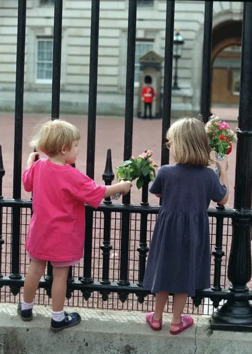 Framed Print : YOUNG CHILDREN OUTSIDE THE GATES OF BUCKINGHAM PALACE HOLDING FLOWERS IN TRIBUTE FOR