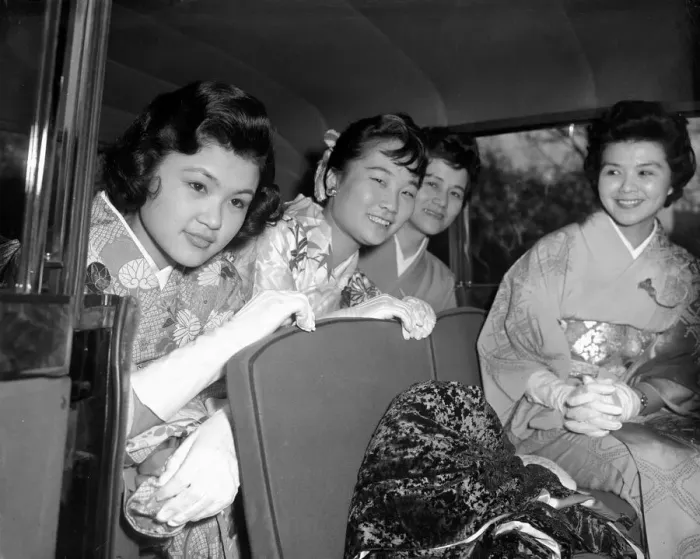 Framed Print : Young Japanese debs arriving at Buckingham Palace for the last debs to be presented to Framed Print : Young Japanese debs arriving at Buckingham Palace for the last debs to be presented to