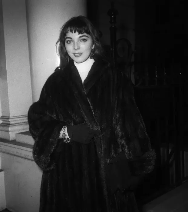 Framed Print : A young Joan Collins en route to the US embassy in London to apply for a visa