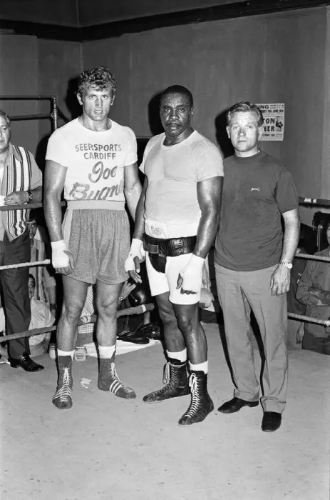 Framed Print : A young Joe Bugner (left) with former heavyweight champion Sonny Liston (centre