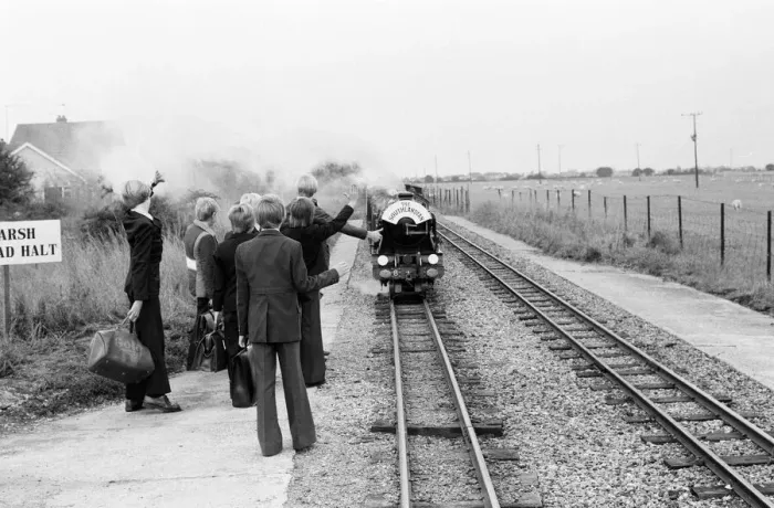 Framed Print : Young schoolchildren make their way to Southlands Primary School on the Romney