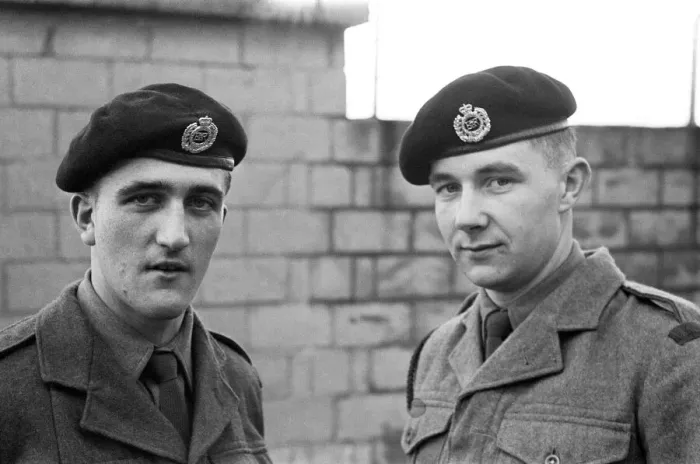 Framed Print : Two young soldiers at Royal Engineers recruiting scheme at Giillingham in Kent