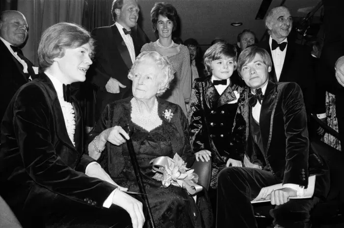 Framed Print : Young Winston'film premiere at the Odeon Leicester Square