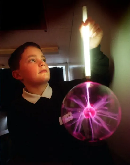Framed Print : A youngster discovers the power of electricity at the University of edinburgh sci-fun Framed Print : A youngster discovers the power of electricity at the University of edinburgh sci-fun