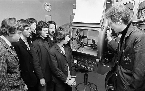 Youngsters tour the Odeon cinema, Stockton. 973