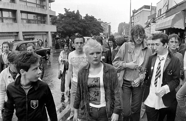 Youth Culture  /  Music  /  Police  /  Street scenes. 'Punk Rock'. August 1977 77-04262-012