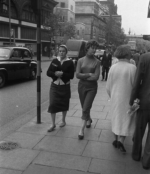 Youth fashion 1957 London Trousers that stopped just below the knee made an