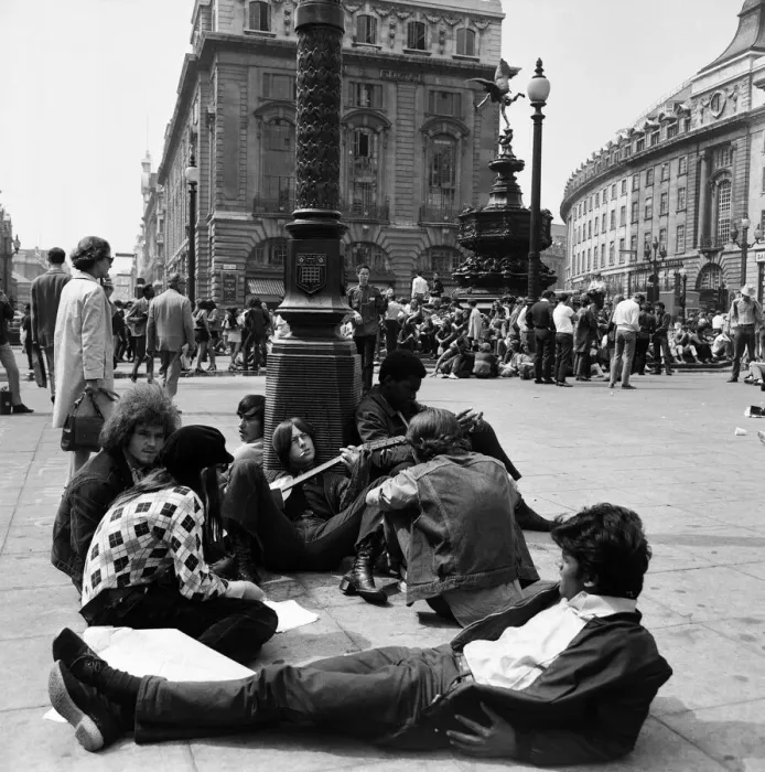 Framed Print : Youths in Piccadilly Circus, London. 15th August 1969 Framed Print : Youths in Piccadilly Circus, London. 15th August 1969
