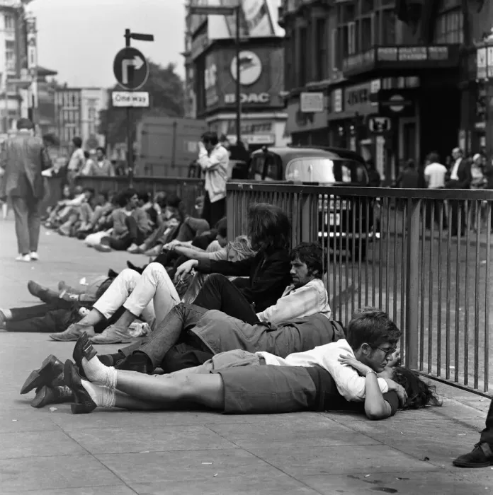 Framed Print : Youths in Piccadilly Circus, London. 15th August 1969