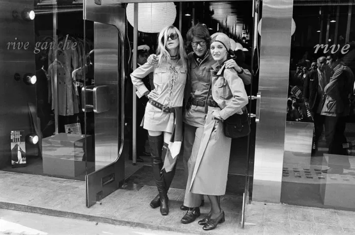 Framed Print : Yves Saint Laurent, designer pictured outside his first London Rive Gauche store on New Framed Print : Yves Saint Laurent, designer pictured outside his first London Rive Gauche store on New
