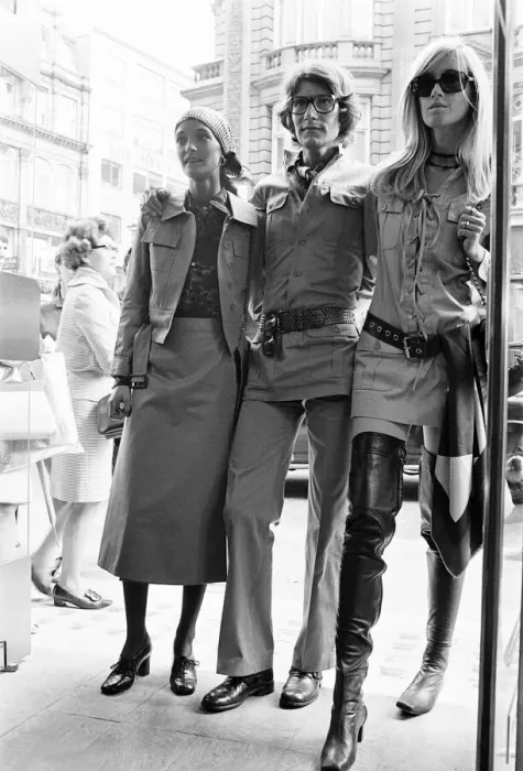 Framed Print : Yves Saint Laurent, designer pictured outside his first London Rive Gauche store on New Framed Print : Yves Saint Laurent, designer pictured outside his first London Rive Gauche store on New